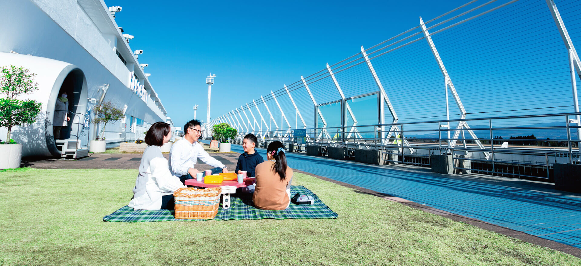 みんな、ちょっと、空港で。